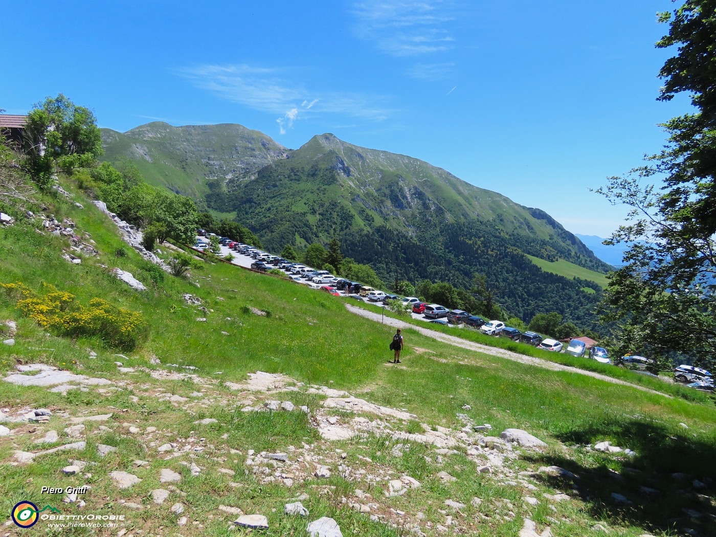 65 Oggi pienone d'auto di escursionisti!.JPG